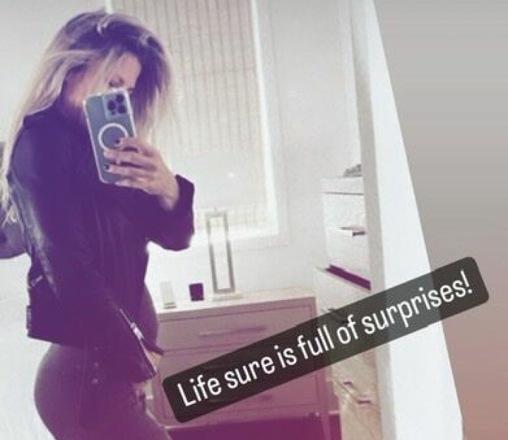 Sheree Burton visar upp gravidmagen och skriver "Livet är verkligen fullt av överraskningar". Sheree Burton