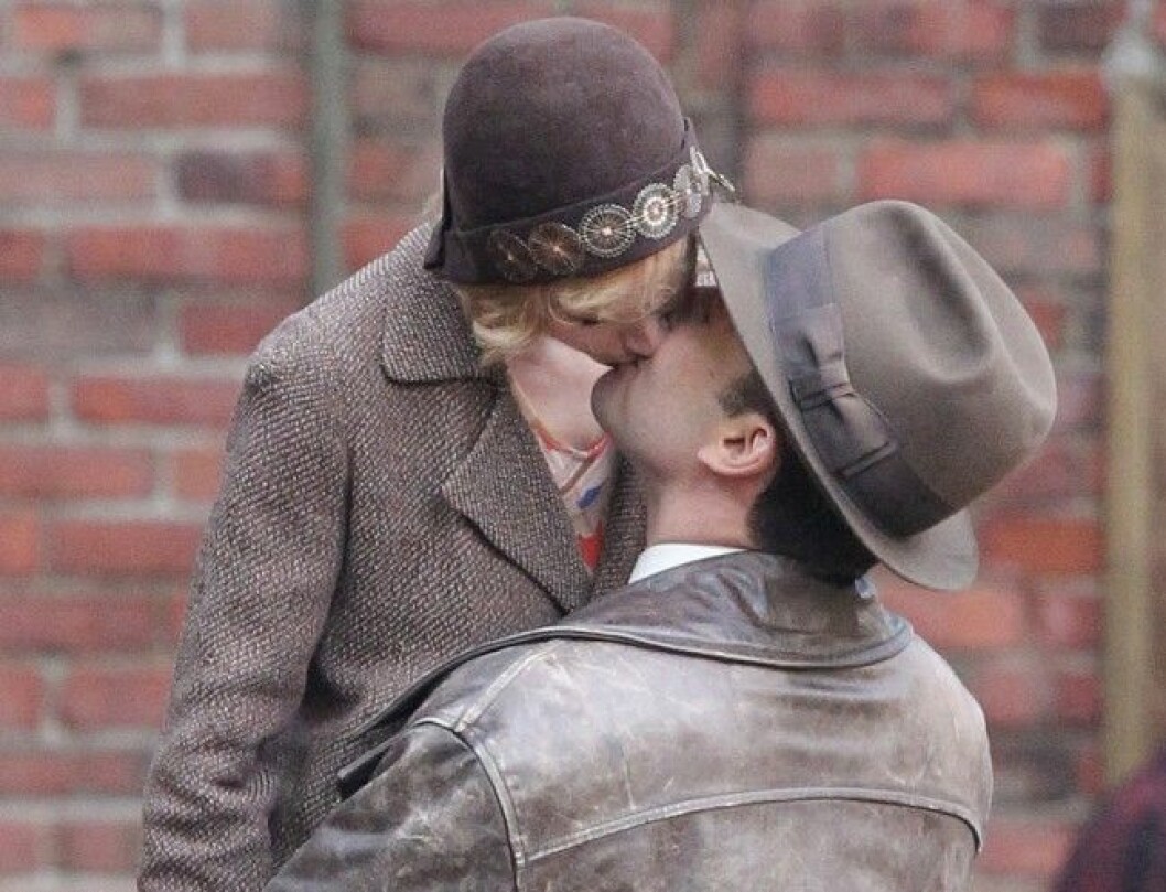 Sienna och Ben i en het kysscen i filmen <em>Live by night</em> som har premiär 2017. Exclusive... 51914541 Actors Sienna Miller and Ben Affleck are spotted filming a kissing scene for their new movie Live By Night in Boston, Massachusetts on November 23, 2015. NO INTERNET USE WITHOUT PRIOR AGREEMENT FameFlynet, Inc - Beverly Hills, CA, USA - +1 (818) 307-4813 COPYRIGHT STELLA PICTURES