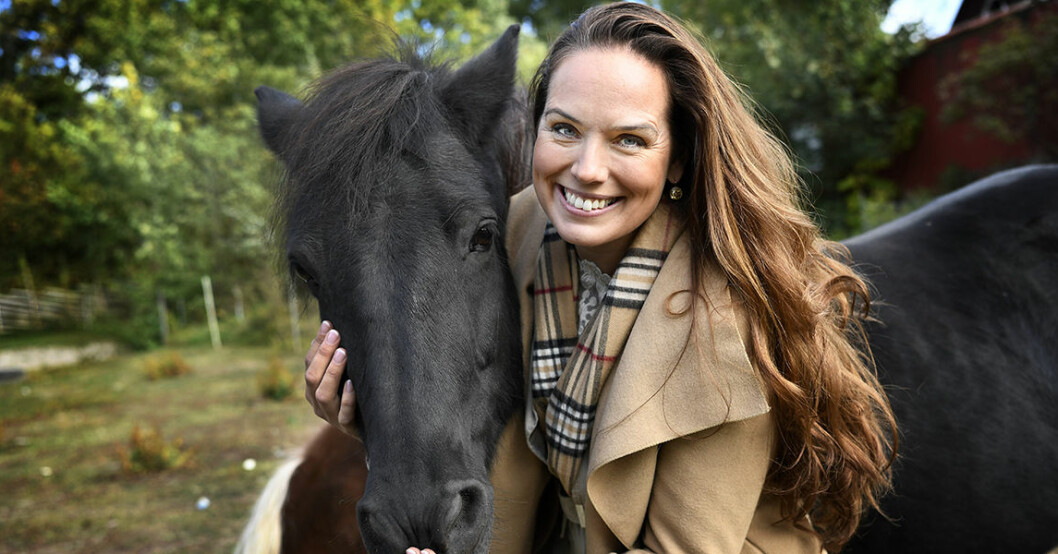 Bonde-Sigrid med en häst.