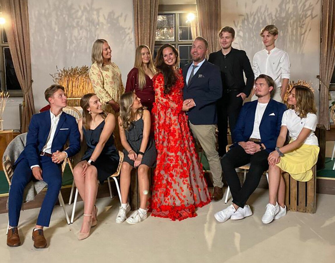 Vi gifter oss högst troligt i Järvsö kyrka. Den är tillräckligt rymlig och Järvsö är vår favoritby, den ligger vackert nära, säger Sigrid. Här syns hon med Jesper och parets familjer. Sigrid Bergåkra med familj.