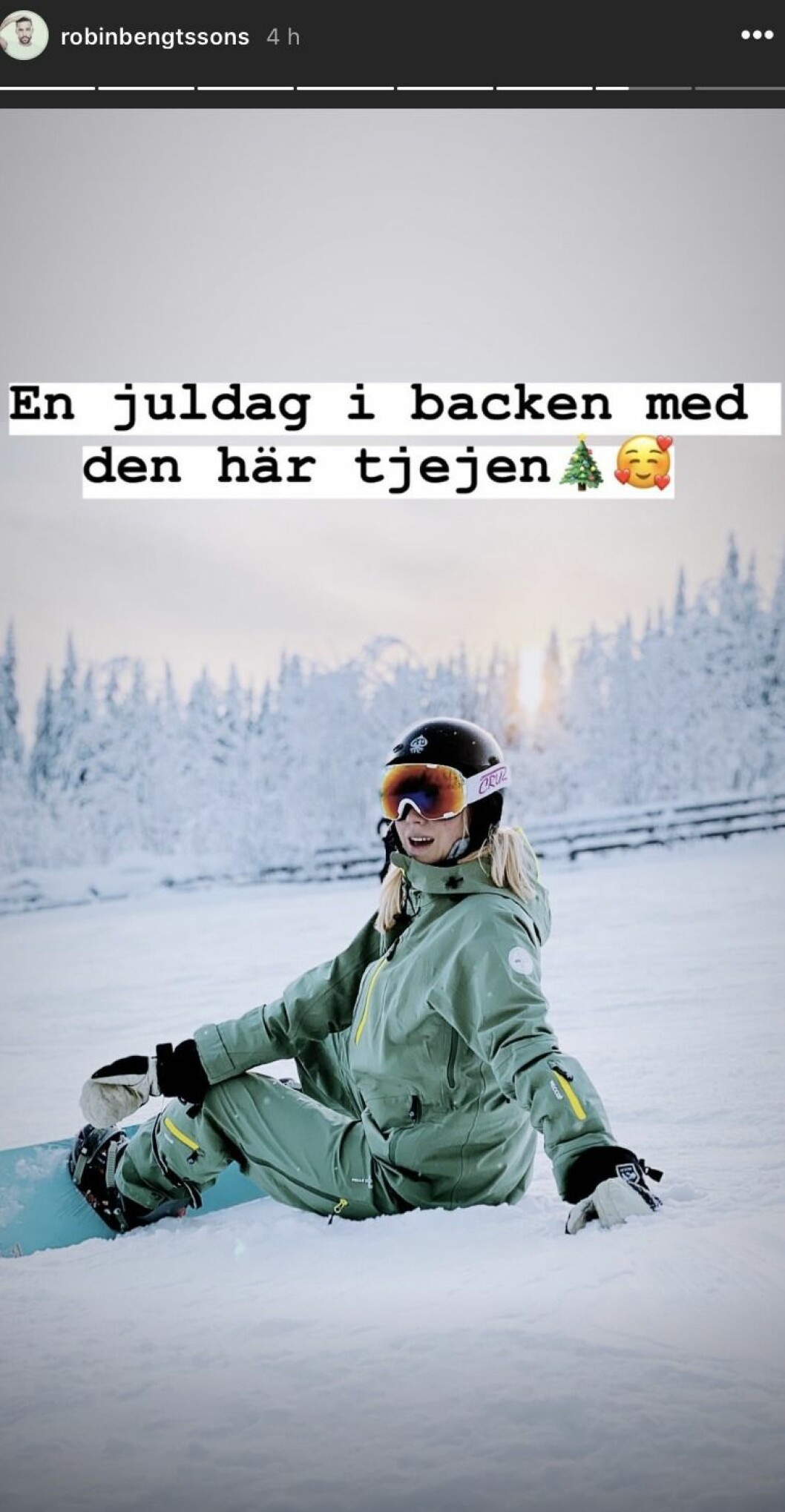 Sigrid bernson sitter i snö med en snowboard
