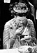 Silvia, drottning Sverige. Nobelfesten 1981. Drottningen smyger upp ett läppstift och en sminkspegel och bättrar på sminket, ett etikettsbrott under middagen