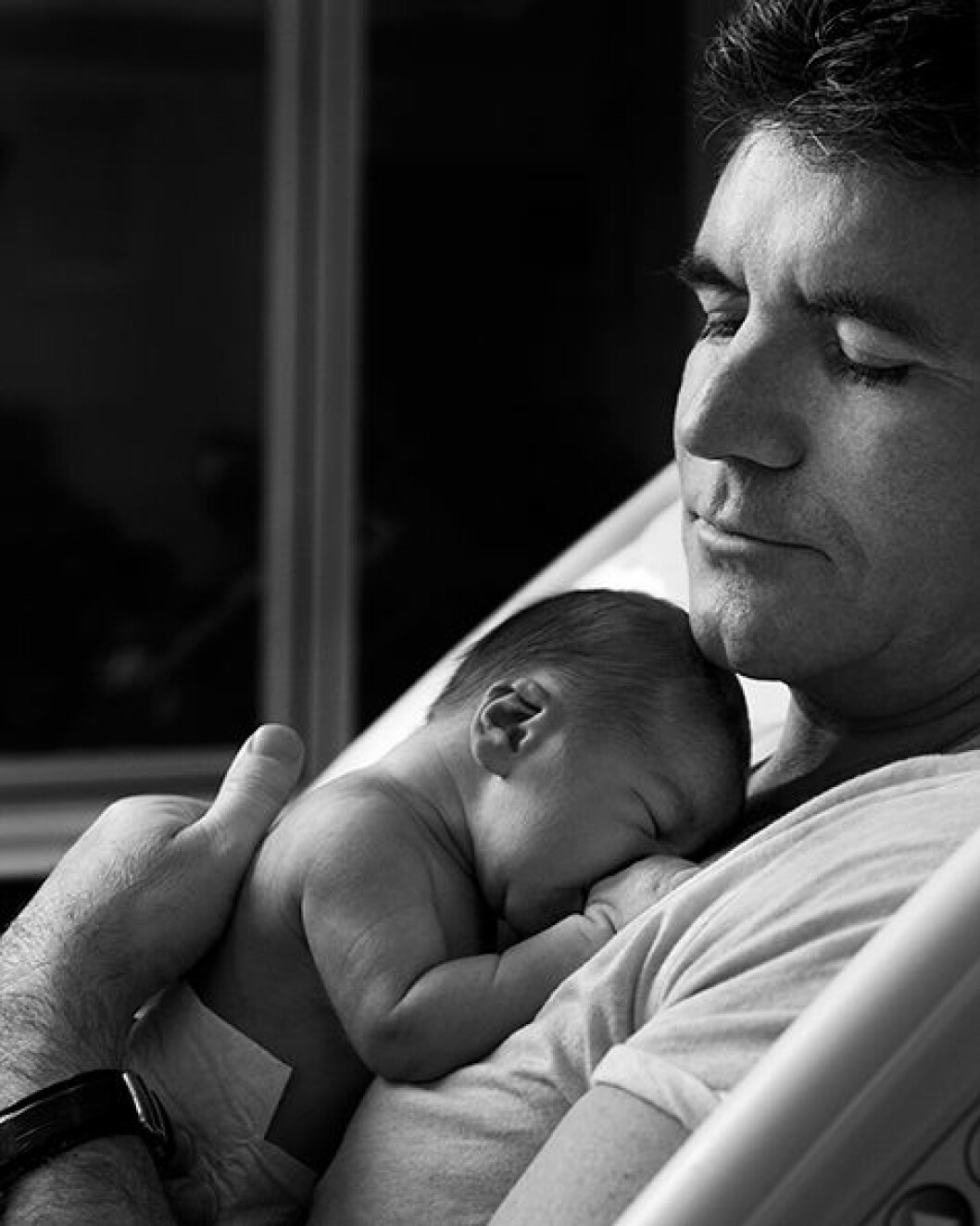 Via: <a href="https://twitter.com/SimonCowell/status/435105977050755072" target="_blank">Twitter</a> simon cowell sleeping