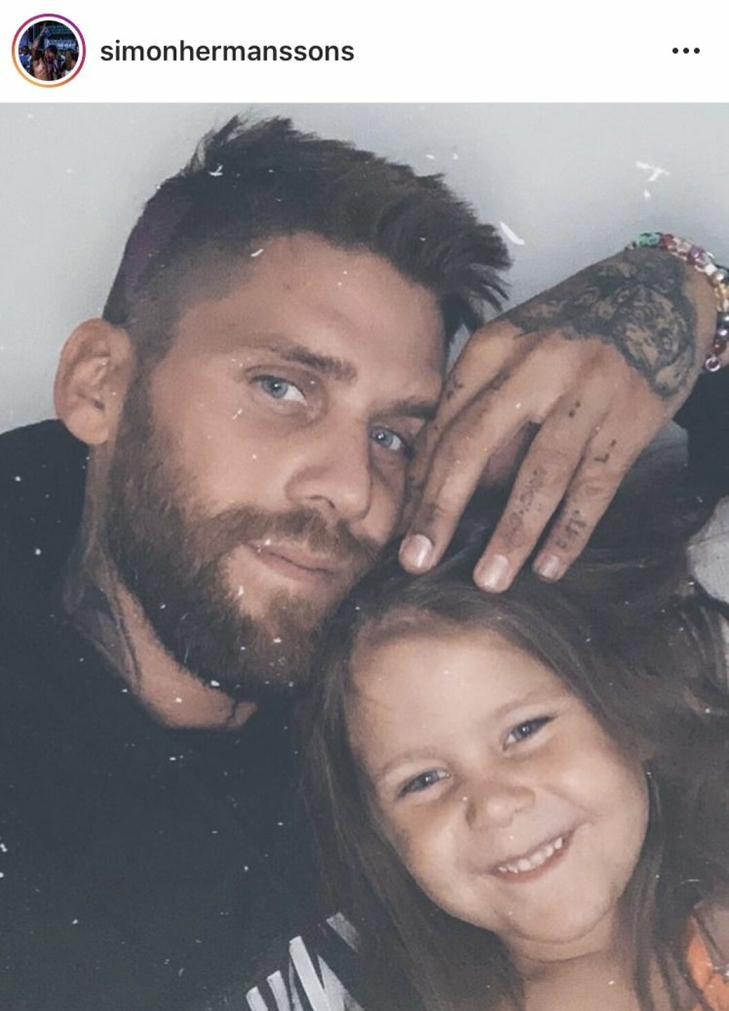 Simon Hermansson med dottern Lily. Simon Hermansson från Bachelor med dottern Lily