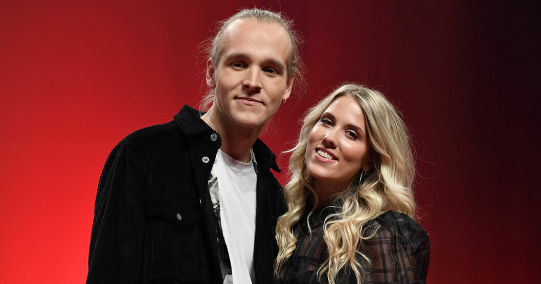 Simon Peyron och Ellen Benediktson. Simon Peyron och Ellen Benediktson under SVTs presentation av de artister som ska tävla i Melodifestivalen 2020.