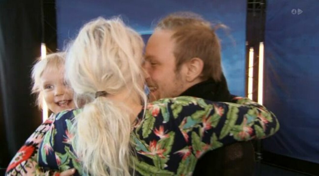Simon Zions familj samlas flera kvällar i veckan trots hans späckade schema. Simon Zions familj samlas flera kvällar i veckan trots hans späckade schema.
