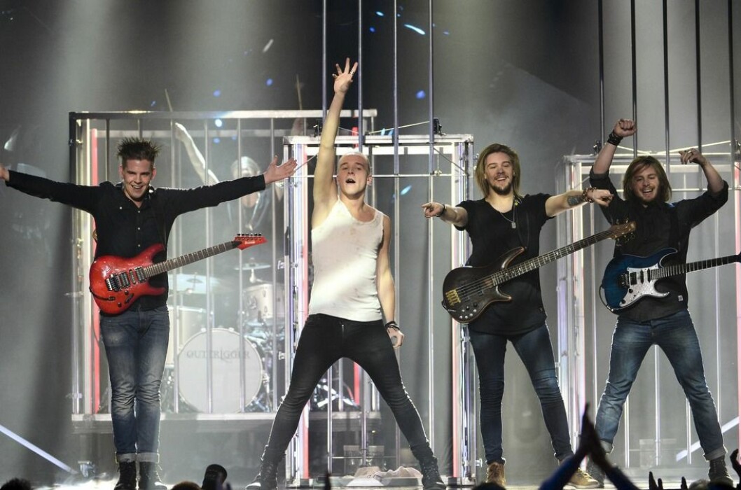Outtriggers i Melodifestivalen 2014. Simon Peyron i vitt linne. FOTO: JANERIK HENRIKSSON/TT Outtriggers i Melodifestivalen 2014
