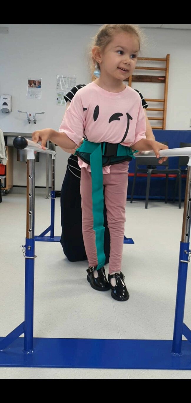 Föräldrarna trodde aldrig att Emma skulle kunna gå. Idag kan hon både gå och stå på egen hand. Emma tränar på att gå.