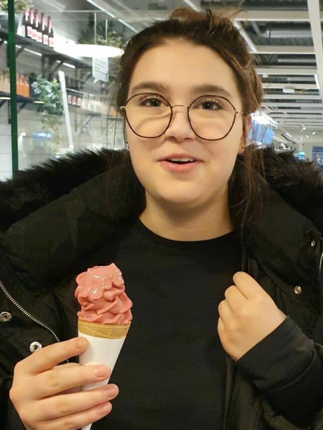 Polisen har gått ut med signalement och bild.