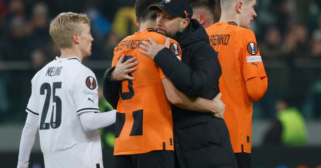 Sjachtars tränare Igor Jovicevic kramar om Taras Stepanenko efter att klubben avancerat till åttondelsfinal i Europa League. Sjachtars Europasuccé: "Viktigt för Ukraina"