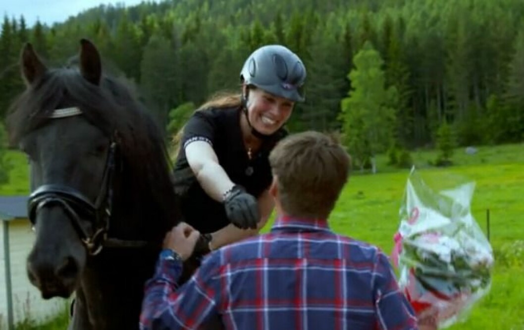 Pål överraskar Sigrid med en blombukett. Pål överraskar Sigrid med en blombukett.