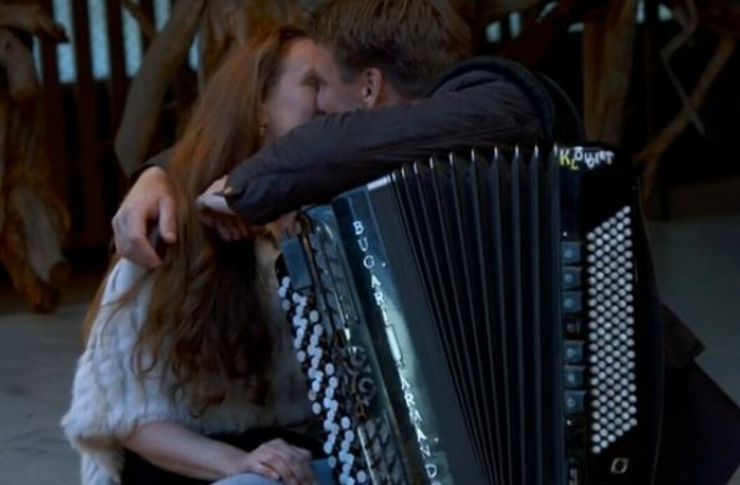 Efter dragspelslåten fick Pål och Sigrid till en het kyss. Efter dragspelslåten fick Pål och Sigrid till en het kyss.