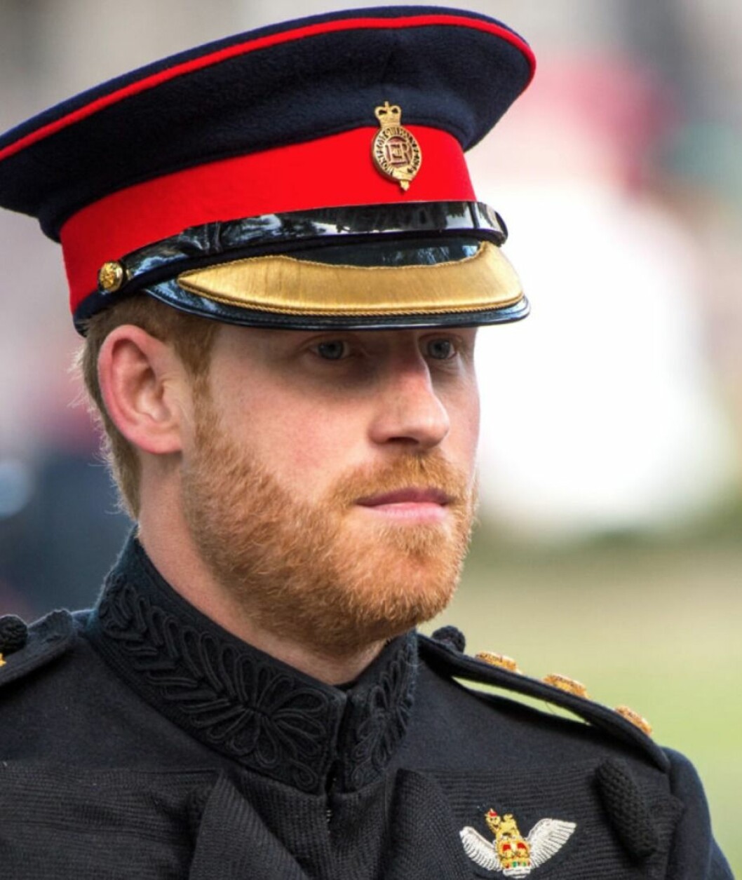Prins Harry trotsar regeln och behåller skägget.