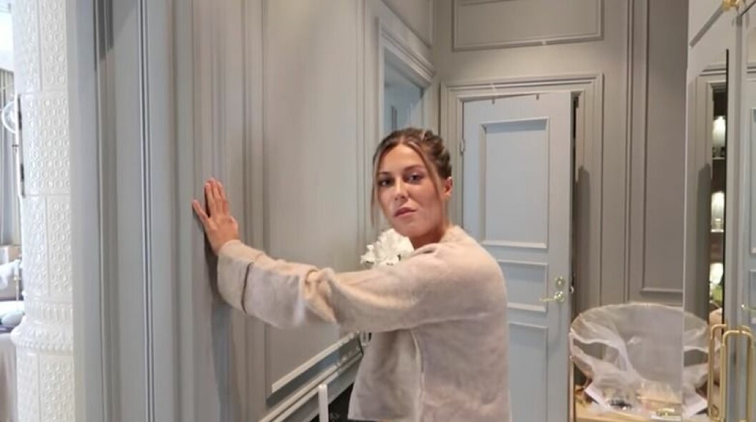 Hallen är målad i en ljusgrå nyans. Bianca Ingrossos lägenhet