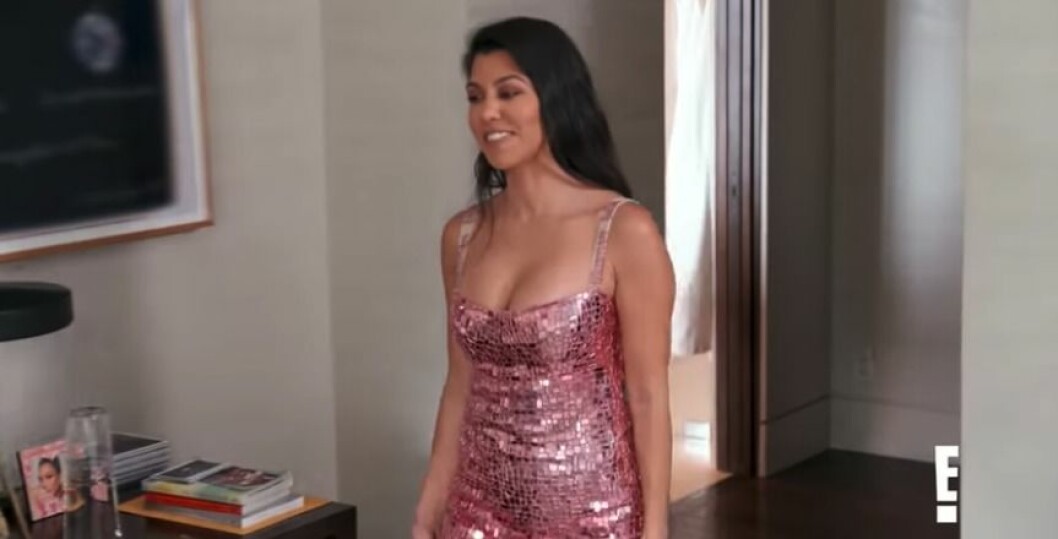 Klänningen som systrarna bråkar över. Kourtney Kardashian