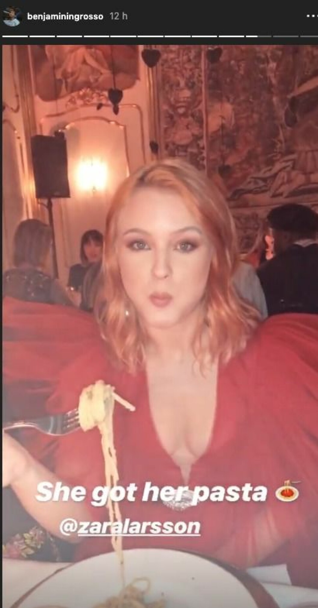 Benjamin Ingrossos video på Zara Larsson under middagen. Benjamin Ingrossos video på Zara Larsson från festen