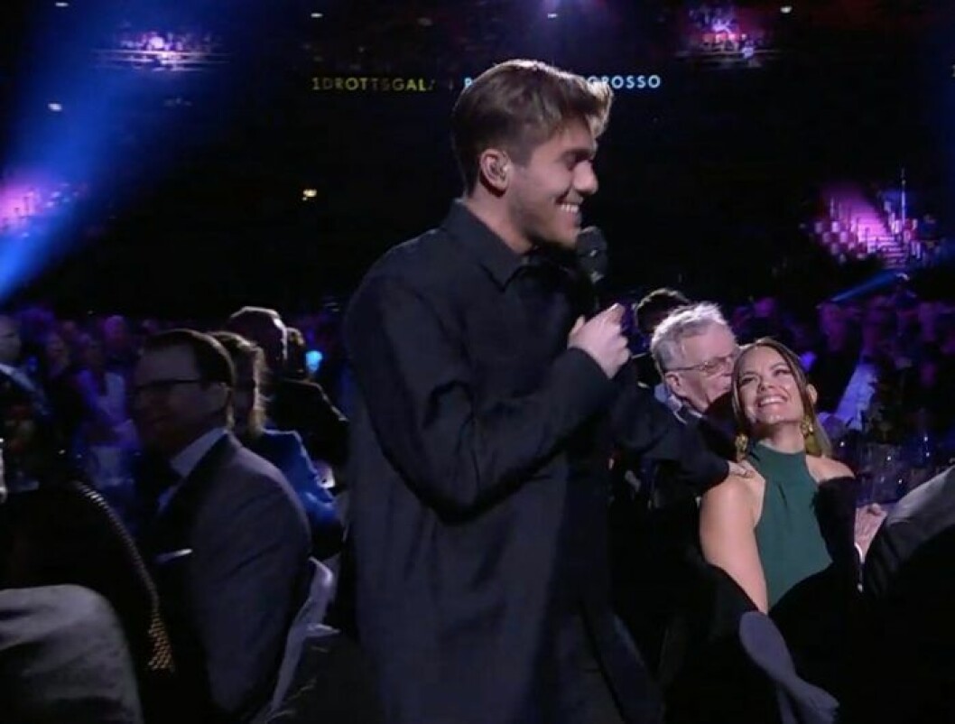 Benjamin Ingross lägger en hand på prinsessan Sofia. Foto: TV4
