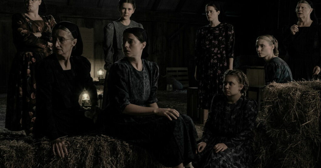 Ska de stanna och slå tillbaka eller fly ut i det okända? Kvinnorna i "Women talking" måste bestämma sig snabbt. Pressbild. Veckans film och serier – två hyllade dramer