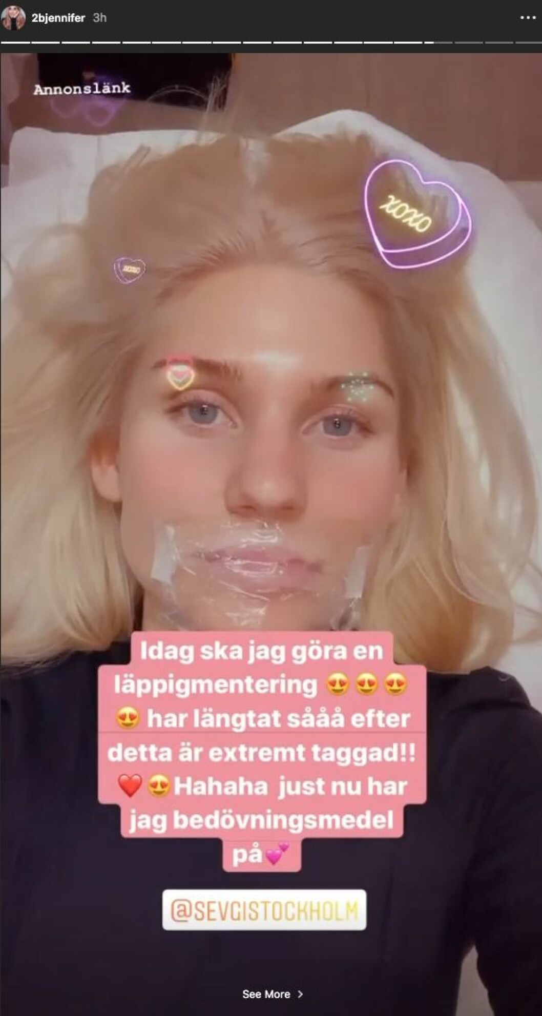 Jennifer Karlsson strax innan läpppigmenteringen.