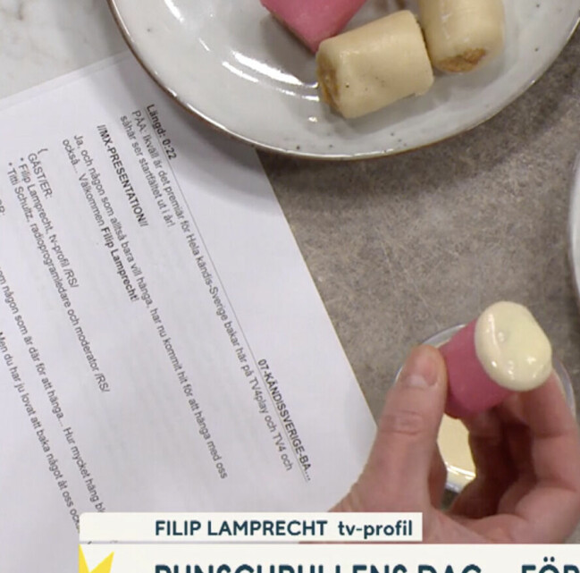 Manuset råkade filmas i sändningen. Foto: TV4 Manuset i Nyhetsmorgon