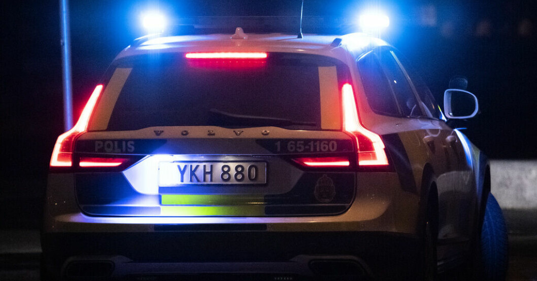 Skadeläget för mannen är oklart. Arkivbild. Man hittad med stickskador i park
