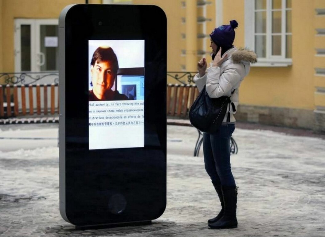 Den gigantiska iPhonen har nu tagits bort. Foto: TT Den gigantiska iPhonen har nu tagits bort. Foto: AP