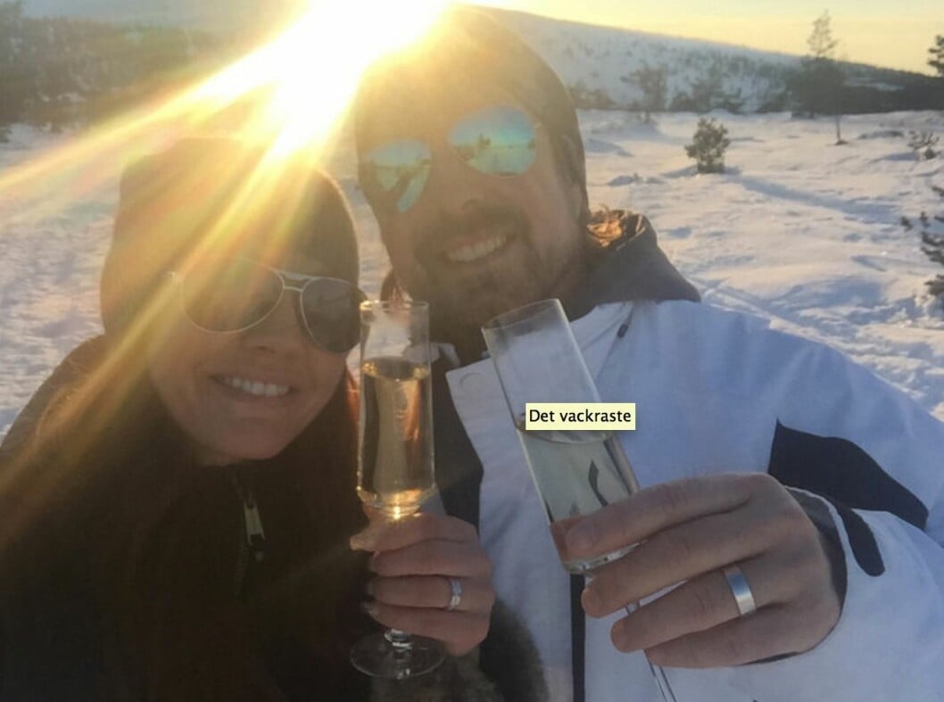 Nyförlovade och överlyckliga! Foto: Johanna Toftbys<a href="http://www.johannatoftby.se"> blogg</a> Nyförlovade och överlyckliga! Foto: Johanna Toftbys blogg