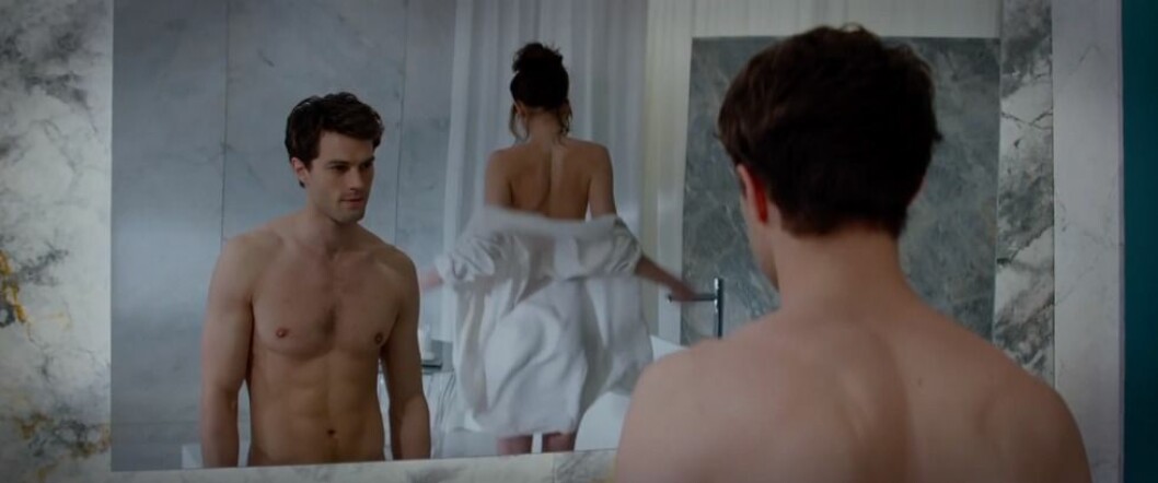 Jamie Dornan bjuder bara på lite fjunigt brösthår. Mer spännande än så här blir det inte… Skärmavbild 2015-02-13 kl. 12.57.28