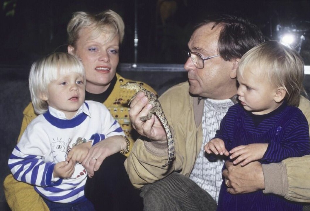 Arne med sin fru Agneta och barnen Andreas och Anna på Skansen 1990. Foto: IBL Arne med sin fru Agneta och barnen Andreas och Anna på Skansen 1990. Foto: IBL