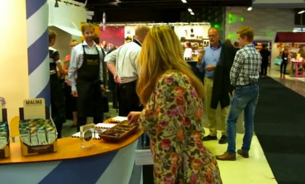 Det är gratis godis Pernilla Wahlgren vill ha i varje monter hon stannar vid. skarmavbild-2016-12-08-kl-14-47-38