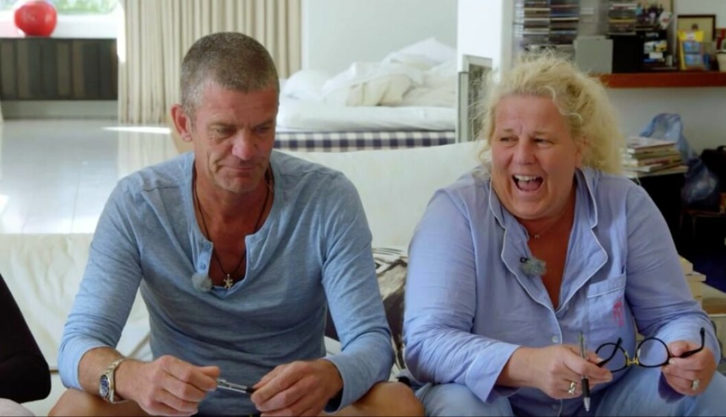 Hela familjen skrattar gott åt Jespers raptext.