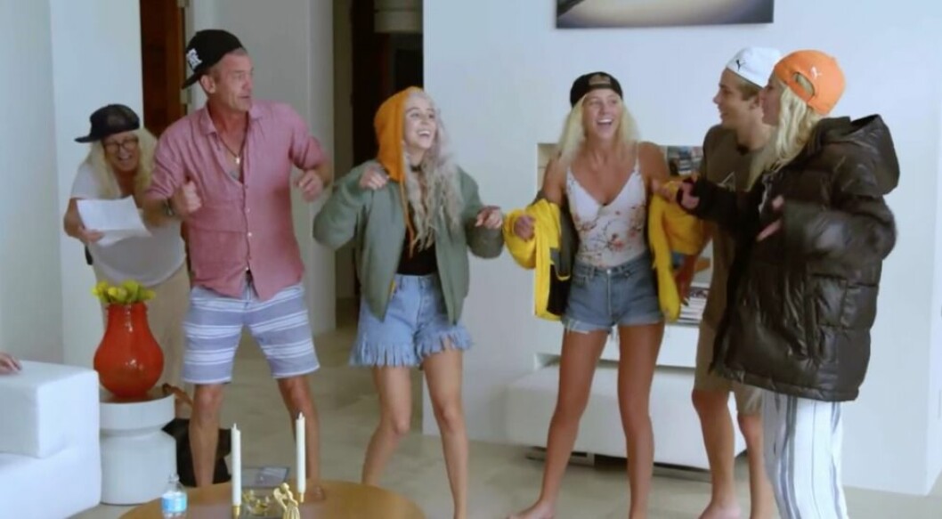 Familjen framför sin rap för Björn och övriga gäster, men lägger till några positiva rader i slutet.