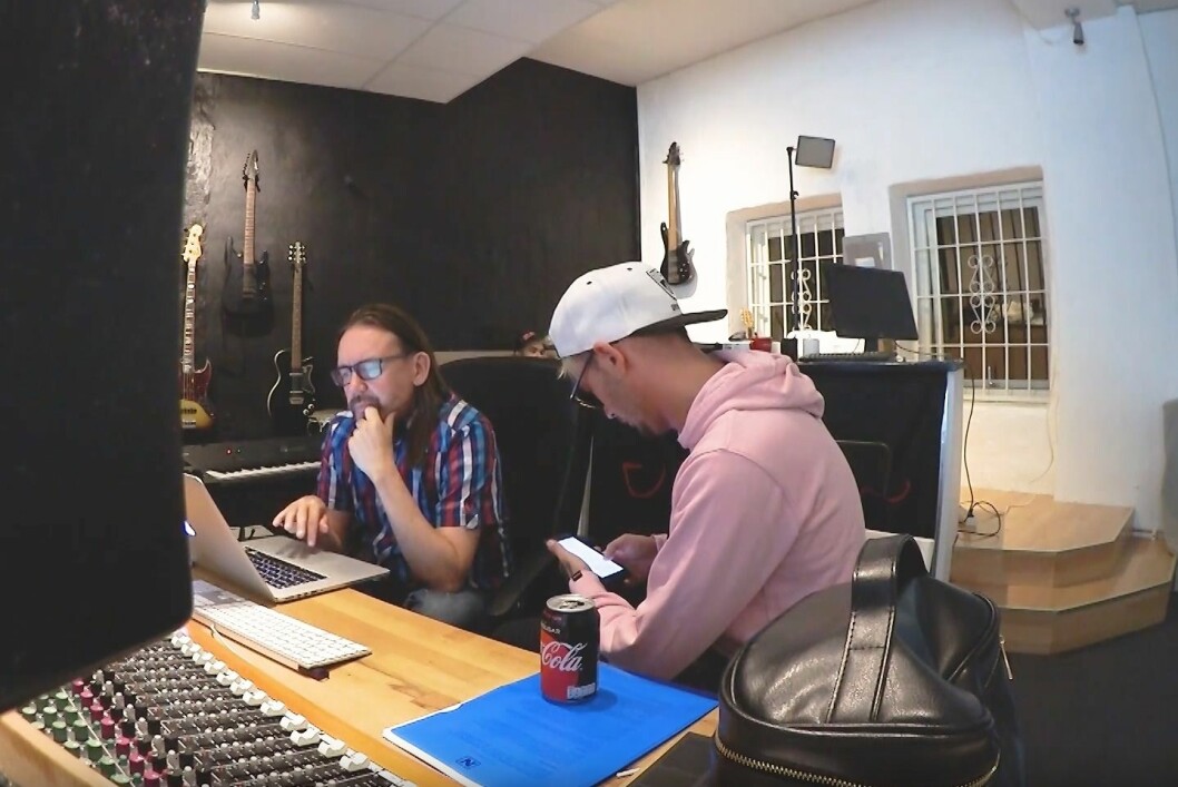 Jocke kollar telefonen i musikstudion för att veta hur det är med Jonna.