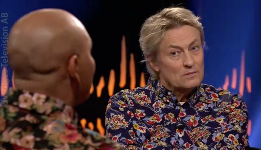 Lars lyssnar på när Junior pratar om deras barn.