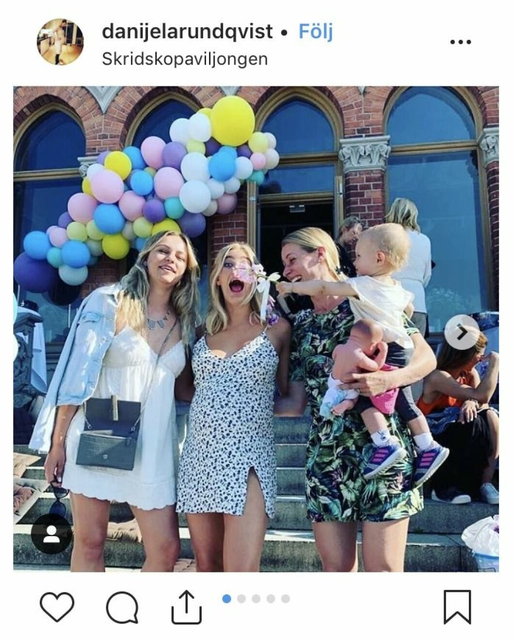 Penny med vänner på sin baby shower.