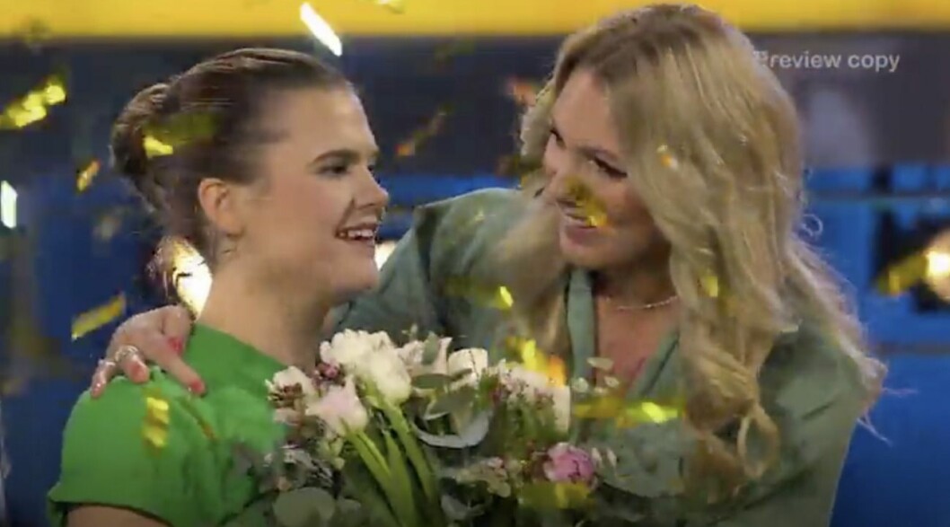 Programledaren Anna Brolin och Malin Öström firar vinsten i Biggest loser Anna Brolin och Malin Öström får konfetti på sig