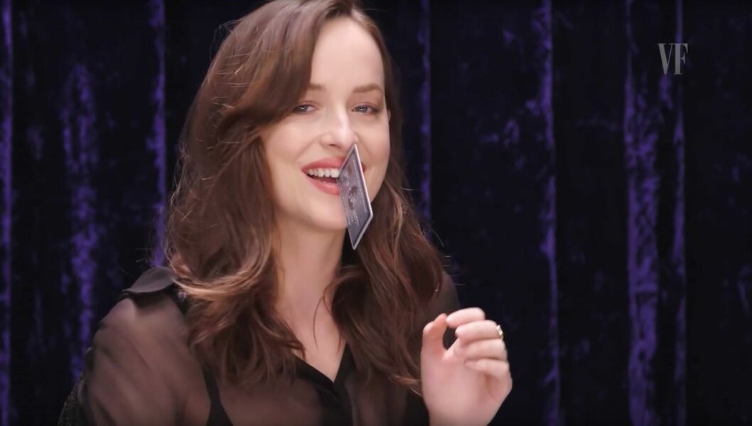 Dakota Johnson visar sin charmiga glugg när hon visar upp sin talang. Foto: Youtube Dakota Johnson visar sin charmiga glugg när hon visar upp sin talang.