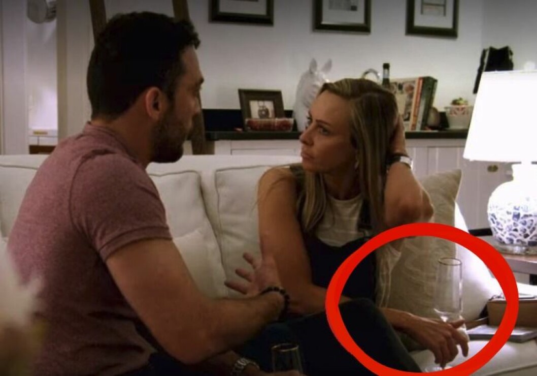 FOTO: Netflix Jessica och Mark pratar i soffan med bubbel-glas