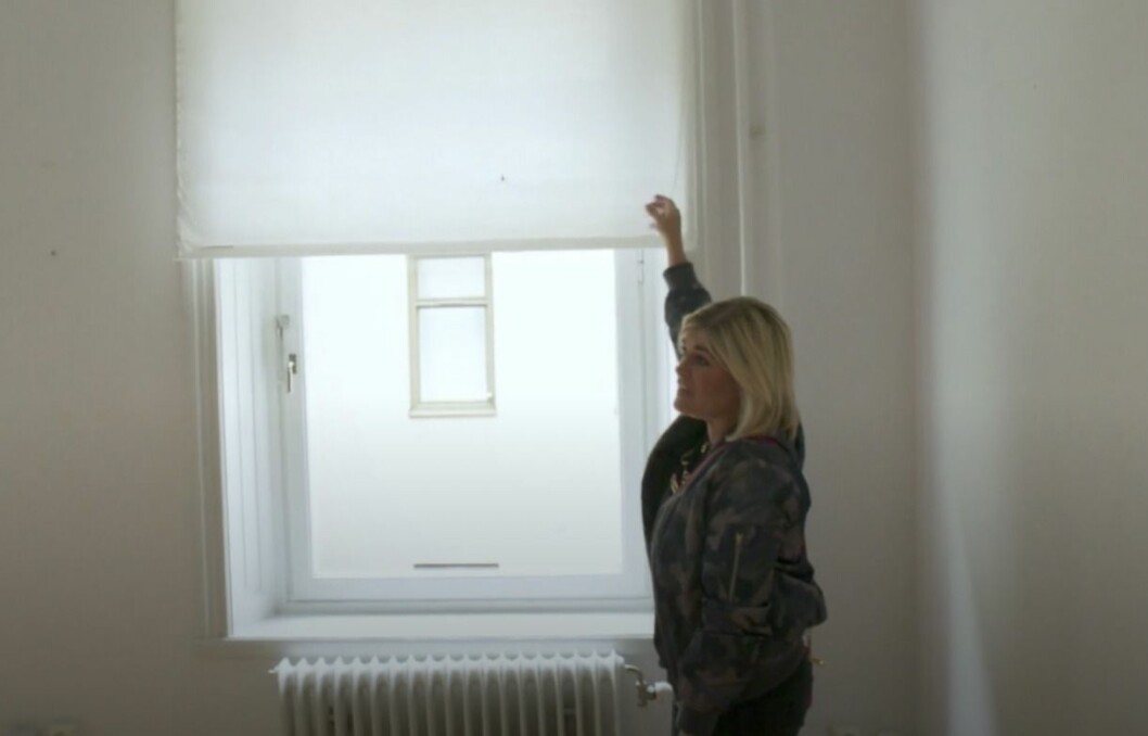 Mamma Pernilla Wahlgren tycker att gardiner är viktigt i den nya lägenheten. Foto: Dplay Pernilla Wahlgren
