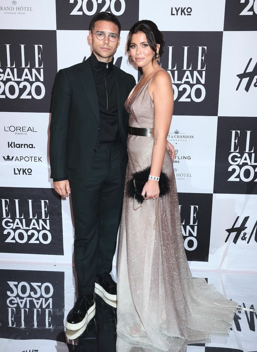 Eric Saade tillsammans med Nicole Falciani på ELLE-galan 2020. FOTO: TT Eric Saade och fästmön Nicole Falciani uppklädda på ELLE-galans röda matta 2020