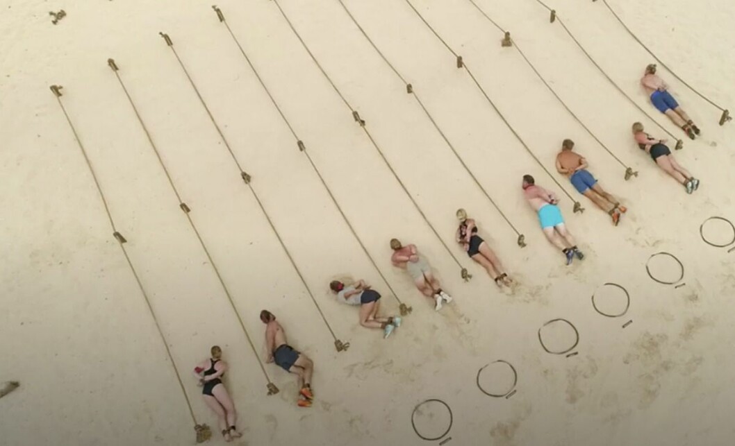 Deltagarna i lag syd kämpade för att ta sig fram i sanden. Foto: TV4 Robinson 2020