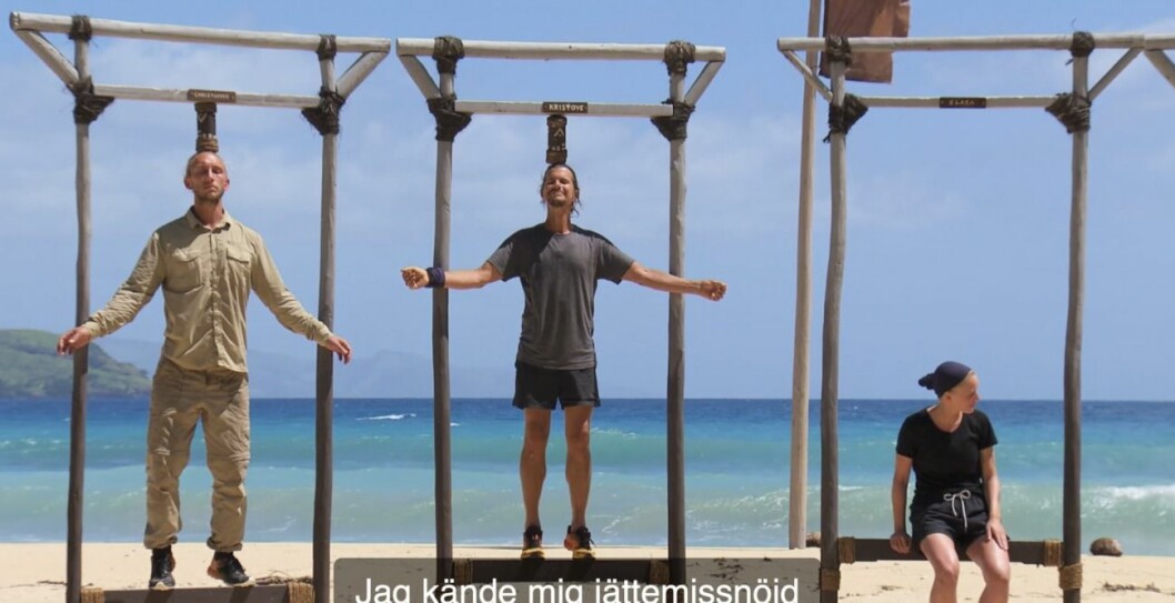 Några sekunder senare syns Clara åka ut från tävlingen och då står plötsligen Kristove kvar med klossen på huvudet. Foto: TV4 Robinson 2020
