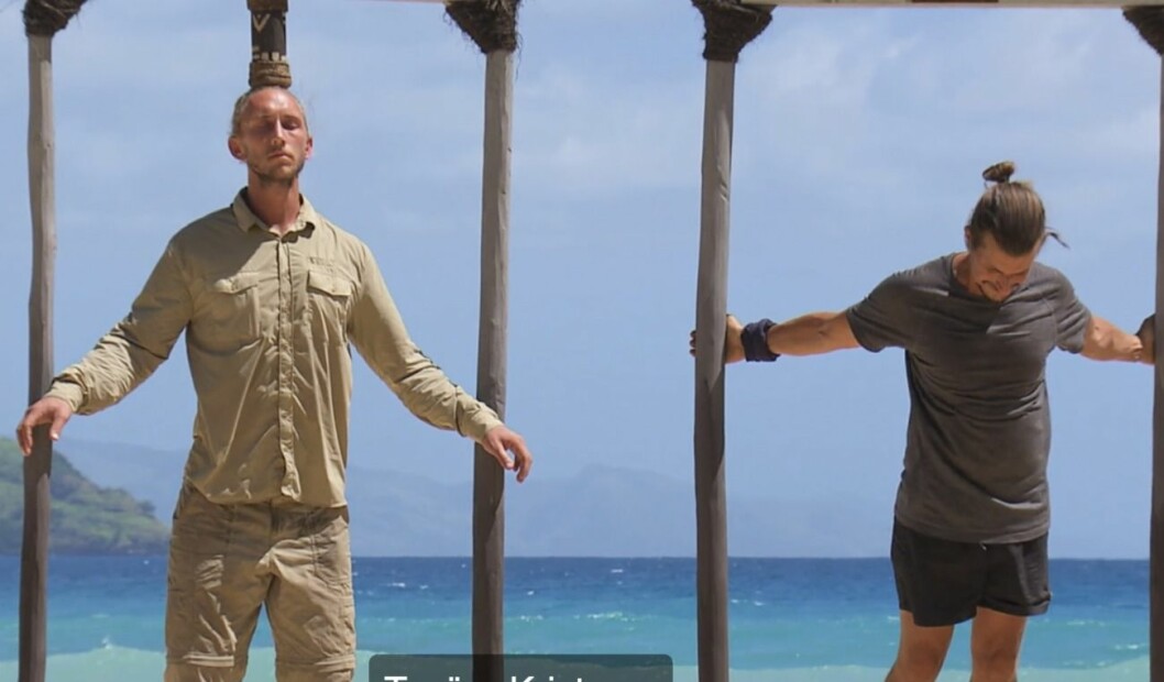 Efter att ha tappat klossen kliver Kristove ner från träställningen. Foto: TV4 Robinson 2020