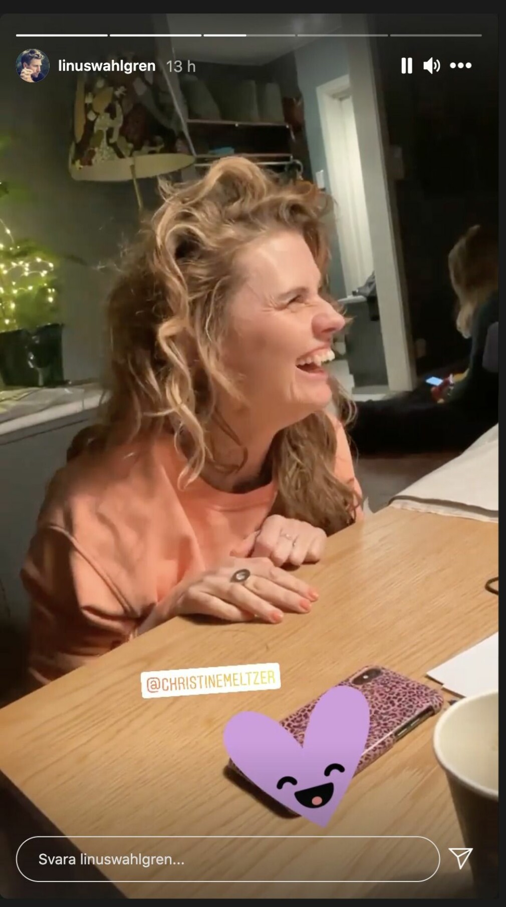 Christine skrattar åt Linus skämt. Christine Meltzer