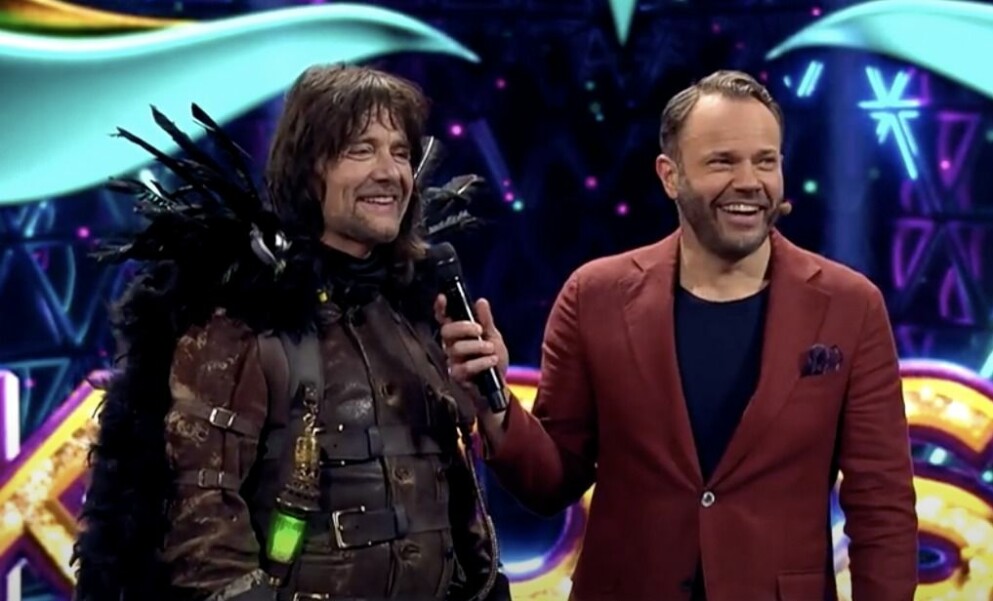Robert Wells och David Hellenius. Robert Wells är korpen i Masked singer Sverige, intervjuas av David Hellenius