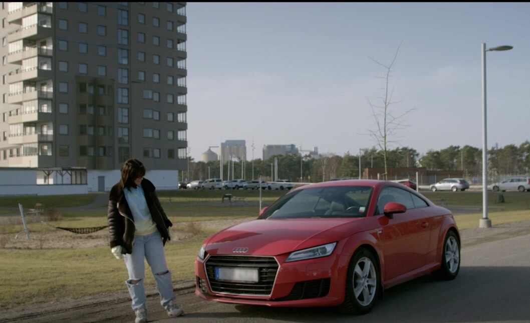 Emma köpte en dyr Audi på lån, fast hon inte har råd.