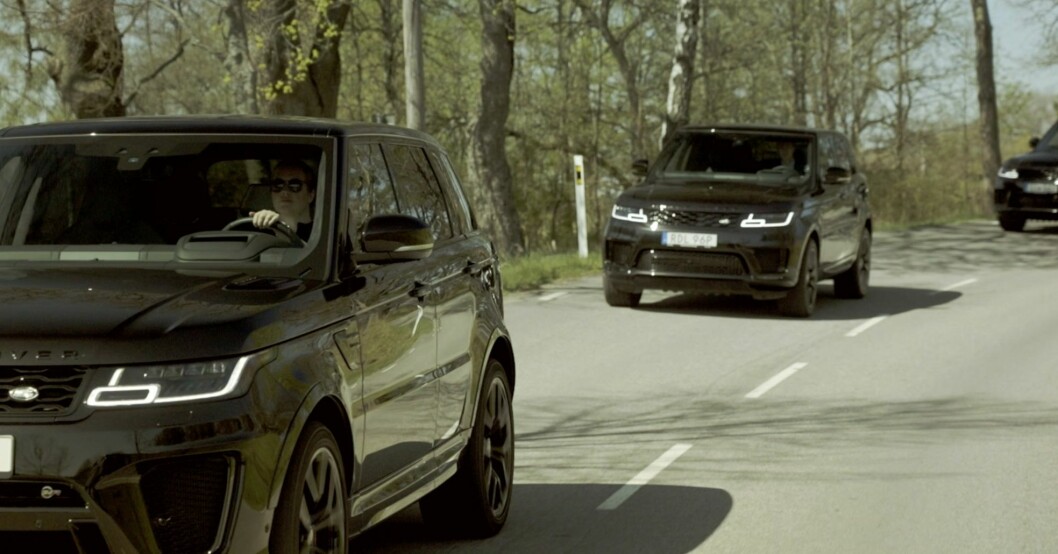 Entourage på väg till Villa Söderås i säljfilmen. Bilar på väg till Villa Söderås.