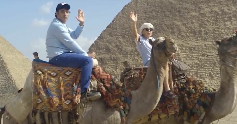 Iris Jones och Mohamed Ahmed Ibriham njuter av livet. Här rider de på kameler i Egypten. Iris Jones och Mohamed Ahmed Ibriham