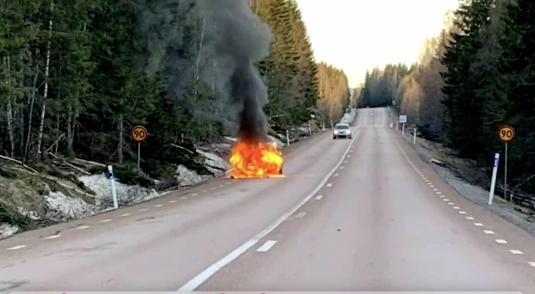 Rånarnas framfart stoppas när deras egen bil börjar brinna kraftigt. Här börjar rånarnas flyktbil att brinna.
