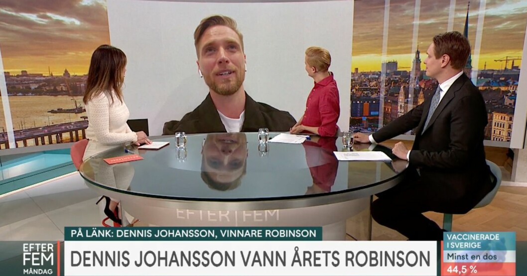 Dennis var på plats via länk. Efter fem